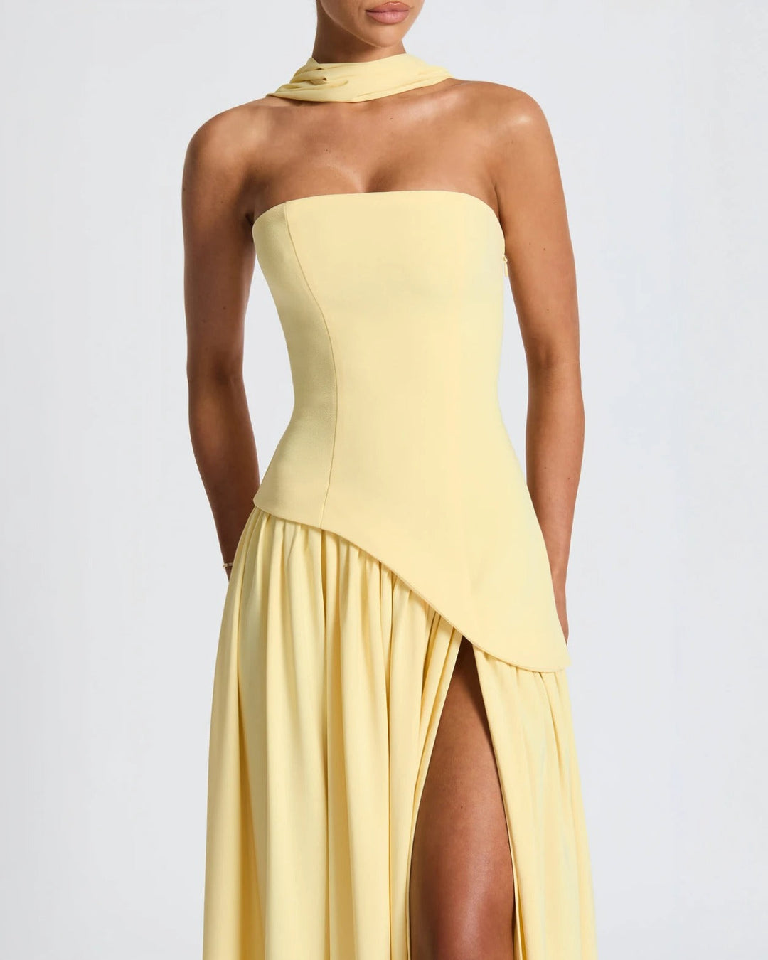 Elara™ | Abito Maxi Scultoreo con Scollo Halter e Spacco Profondo